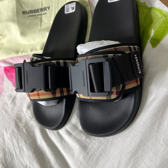 BURBERRYSLIDES - Picture 2 of 6